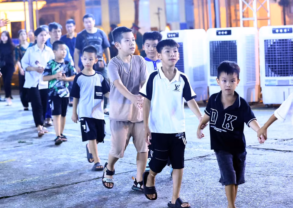 孩子们也前来吊唁敬爱的阮富仲总书记。 图自越通社