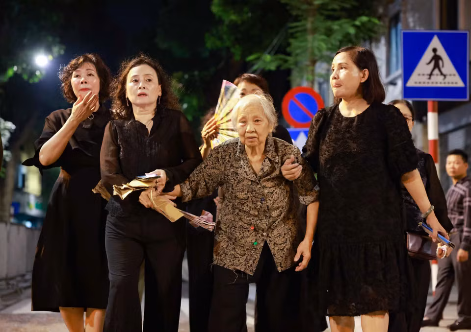男女老少都踊跃前往国家殡仪馆，向阮富仲总书记致哀。 图自越通社