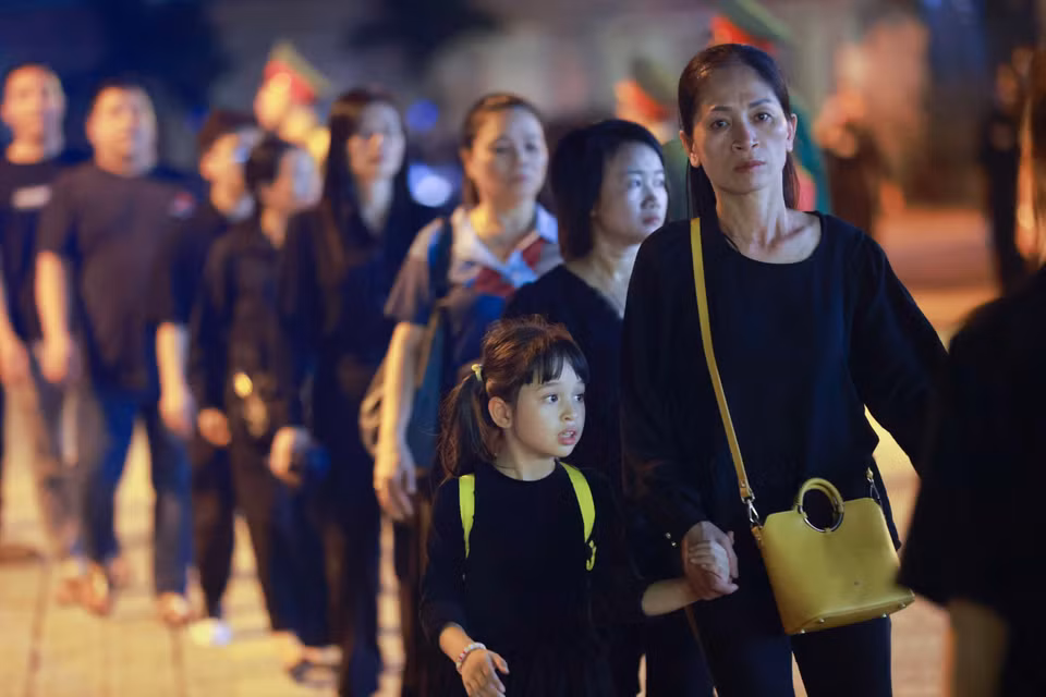 人民群众前往国家殡仪馆，向阮富仲总书记致哀。 图自越通社