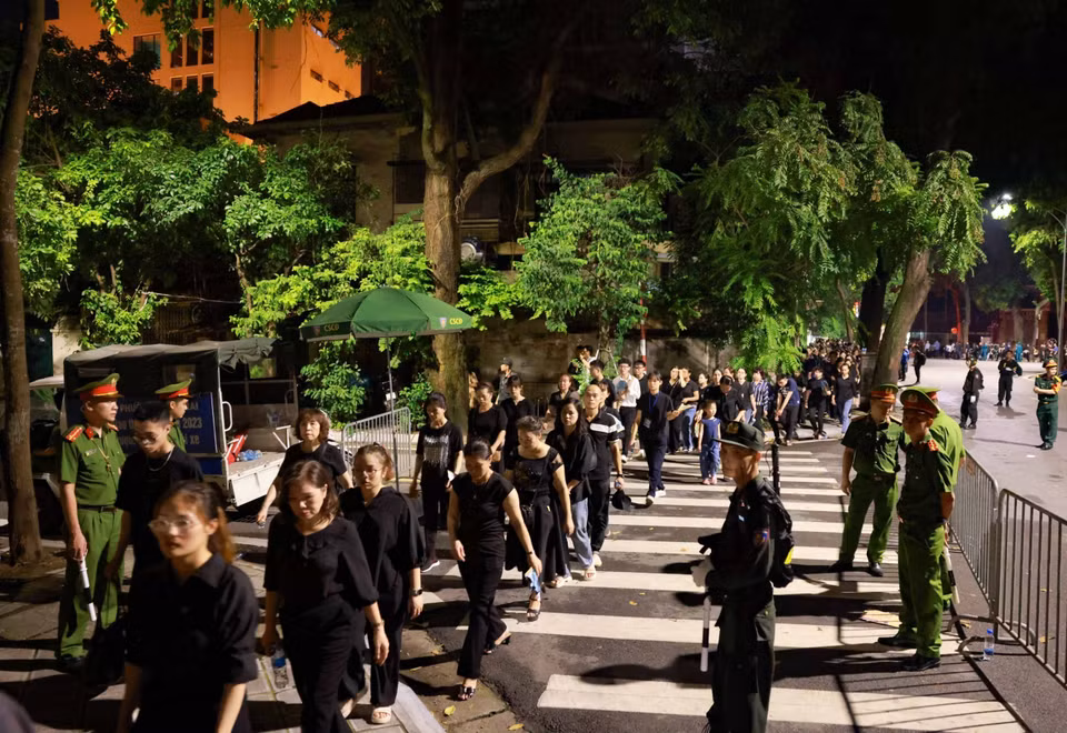 随着夜幕降临，前往河内陈圣宗五号国家殡仪馆的人流变得拥挤不堪。图自越通社