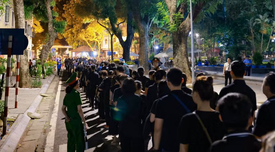 大家有序排队，排队队伍甚至达到了几公里之长，等待进入殡仪馆向阮富仲总书记致哀。图自越通社