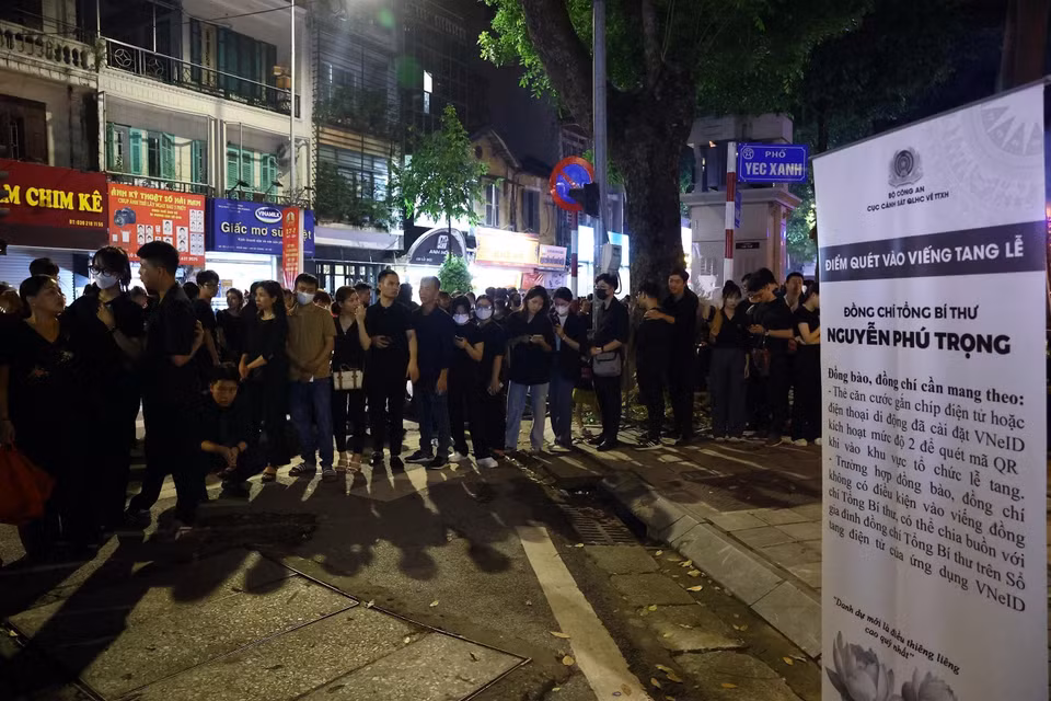 老百姓井然有序地排队等候，向阮富仲总书记致哀。 图自越通社