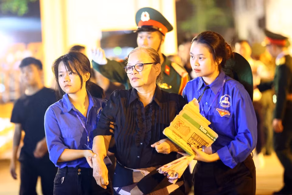 青年力量、志愿者都在殡仪馆和殡仪馆附近街道上帮助人民群众。图自越通社
