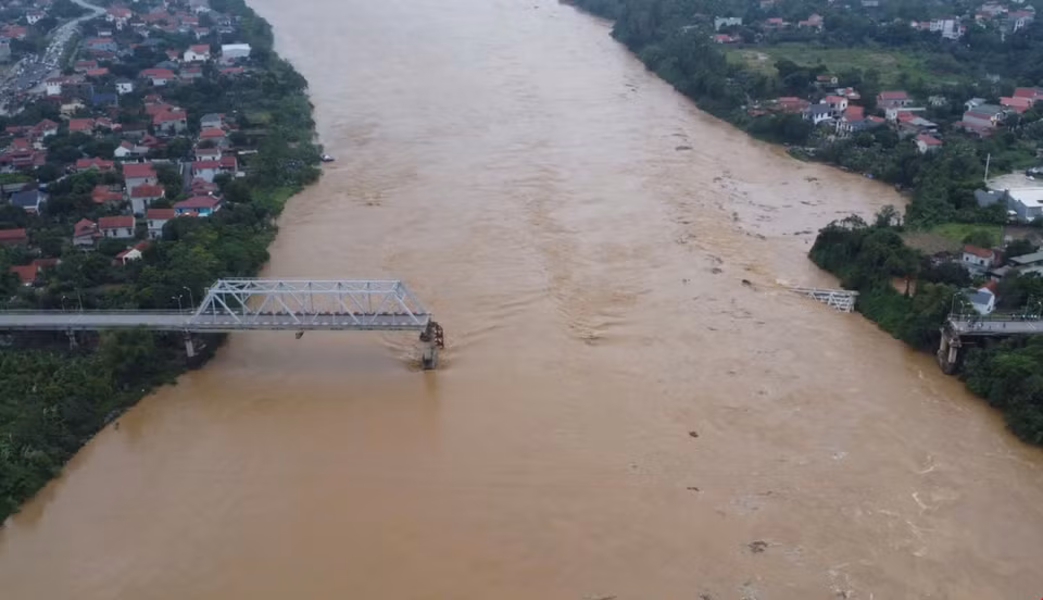 9月9日上午，富寿省峰州桥垮塌。洪水冲毁大桥一柱两跨。图自越通社