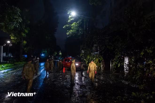 9月7日夜晚，首都职能力量不分昼夜，也不管刮风下雨，迅速展开克服台风后果的工作。图自Vietnamplus
