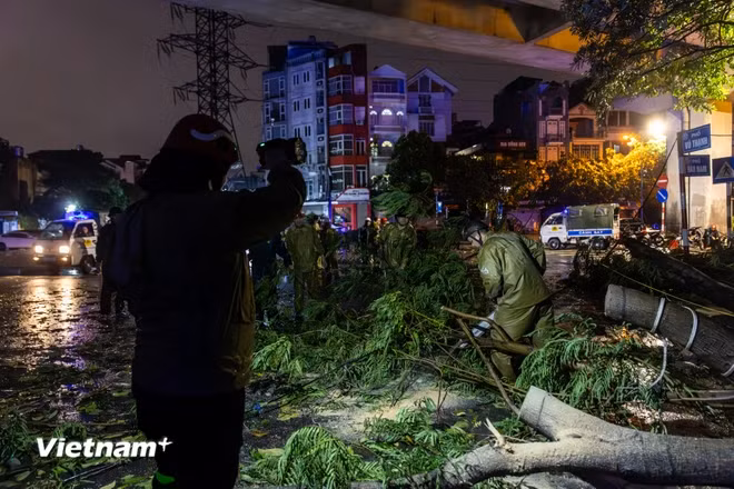 9月7日夜晚，各职能力量不舍昼夜迅速克服台风后果。图自Vietnamplus