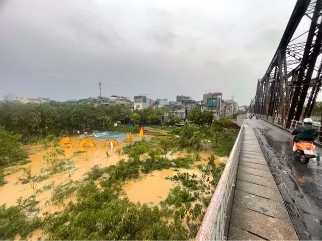 红河水位上涨高，河内多地被淹没。图自越通社