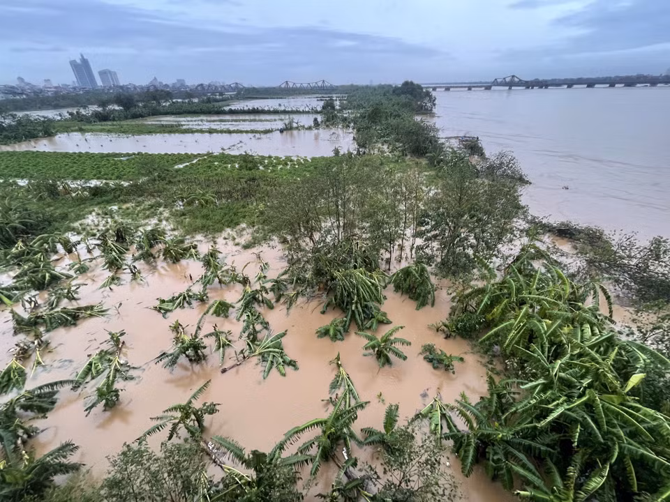 红河水位上涨高，河内多地被淹没。图自越通社