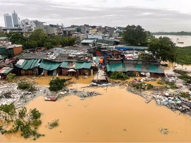 河内还剑郡福舍地区开始被洪水淹没，影响到当地居民的生活（9月10日上午6点45分拍摄）。图自越通社
