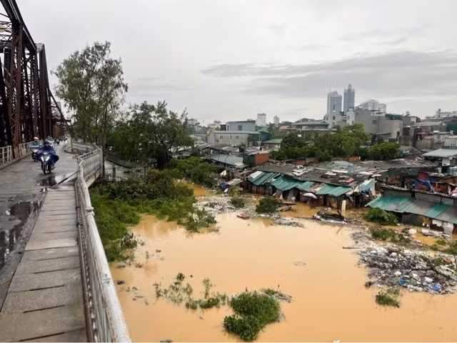 河内多地被淹没，多户家庭被困。图自越通社