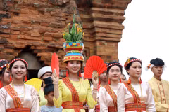 庆和省占族少女沉浸在卡特节欢乐喜庆的氛围中。图片来源：越通社