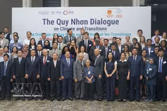 越南政府副总理胡国勇与各位代表合影。图片来源：越通社