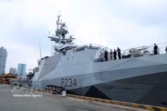 英国皇家海军“斯佩”号(HMS Spey)近海巡逻舰停靠龙屋-庆会国际港。图片来源：越通社