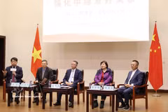 中国多位知名专家学者就越中关系进行交流。图片来源：越通社
