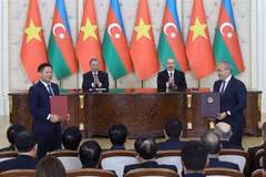 越共中央总书记苏林与阿塞拜疆总统伊利哈姆·阿利耶夫两位领导出席了各项合作文本交换仪式。图自越通社