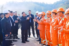范明政总理与地方政府及友谊—芝陵和同登—茶岭高速公路项目各施工单位举行工作座谈。图片来源：越通社