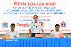 以“模拟法庭”形式开展的打击非法、不报告和不受管制捕捞（IUU）法律宣传活动现场。越通社发
