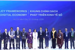 出席数字经济发展政策框架座谈会的各位代表合影。图片:越通社