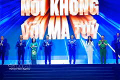 参加“越南工人对毒品说‘不’·百万颗心，同一个决心”活动启动仪式的各位代表。图片来源：越通社