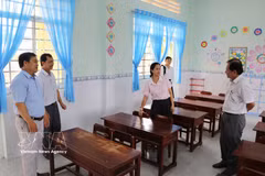 新隆岛乡文化社会科领导与新贵小学领导班子在新学年开始前检查学校基础设施。图片来源：越通社