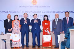 越南政府总理范明政向旅俄罗斯越南人社群赠送礼品。图片来源：越通社
