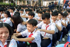 越南西宁省阮忠直初级中学1800多名学生参加生活技能教育课程活动。图片来源：越通社