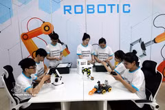 在北江越韩技术高等专科学校开展的三星创新校园（Samsung Innovation Campus）项目框架内一个高科技实践课程。图片来源：越通社
