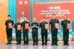 胡志明市司令部举行会议，公布成立烈士遗骸搜寻与归葬力量的决定。图片来源：越通社