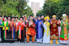 活动以艺术巡游拉开序幕，身着嘲曲（Chèo）、从曲（Tuồng）和歌筹（Ca trù）三种传统特色服饰的艺人、演员共同呈现了一幅极具感染力的节庆画卷。图片来源：越通社
