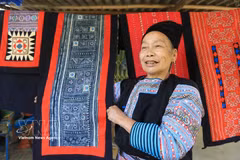 帕戈乡的赫蒙族人始终为自己的传统织锦产品感到自豪。图片来源：越通社