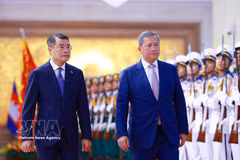 越南政府总理黎明兴在政府总部主持仪式，欢迎柬埔寨首相洪玛奈访越。图片来源：越通社