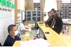 阿尔贝特（Albert）游客被送至老街省第二综合医院进行进一步救治。图自：baolaocai.vn