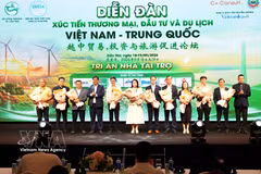 组委会向各赞助商代表送鲜花。图自越通社