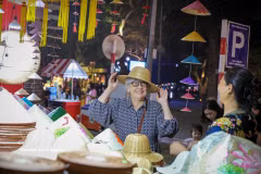 国际游客在2025年河内旅游礼品节上对越南传统产品爱不释手。图片来源：越通社
