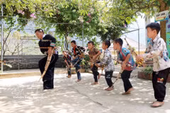 附图：在斜蒙寄宿制民族小学，男学生们学习蒙族芦笙吹奏及具有民族特色的舞蹈，为保护苗族传统文化特色作出贡献。图片来源：越通社
