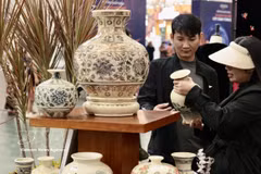 游客选购朱舟逗陶瓷产品。图片来源：越通社