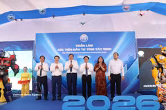西宁省委书记阮文决与省领导共同举行2026年西宁省投资促进会展览空间开幕仪式。图片来源：越通社