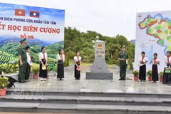 “边疆课堂”帮助学生进一步了解家乡边疆，从小树立参与维护国家主权和边境安全的责任意识。图片来源：越通社