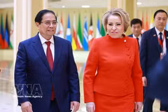 范明政总理与俄罗斯联邦委员会主席瓦莲京娜·马特维延科。图片来源：越通社