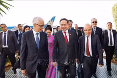 越南国会主席陈青敏与夫人抵达拉巴特，开始对摩洛哥进行正式访问。图为摩洛哥众议院议长阿拉米来到机场迎接陈青敏一行。
