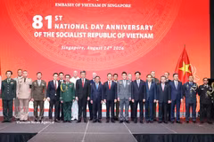 陈锦秀同志与出席活动的各位代表合影。图片来源：越通社