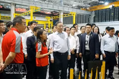 越共中央总书记、国家主席苏林参观新加坡铁路测试中心。图自越通社