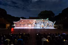 现代3D Mapping投影技术在古朴典雅的文庙建筑上演绎越南道学发展历程，吸引众多观众驻足欣赏。越通社发
