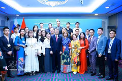 黎明兴与旅俄越南人社群代表合影。图片来源：越通社