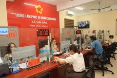 通过加强干部数字化转型培训，三岛乡政务服务事项按时办结率接近100%，有效提升了服务群众的质量。图片来源：越通社
