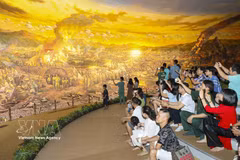 游客在奠边府战役胜利博物馆参观并欣赏奠边府战役全景画。图片来源：越通社