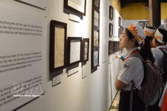 学生了解咸宜帝生平。图片来源：越通社