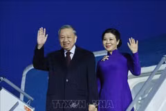 越共中央总书记苏林和夫人抵达赫尔辛基，开始对芬兰进行正式访问。图自越通社