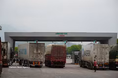 通过老街国际口岸入境越南的车辆。图片来源：越通社