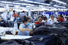 日本STX（越南）公司在新金工业区（西宁省）生产服务出口的服装。图片：越通社